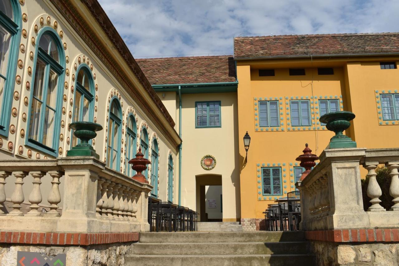Zsolnay Negyed Vendeghaza Aparthotel เปตช์ ภายนอก รูปภาพ